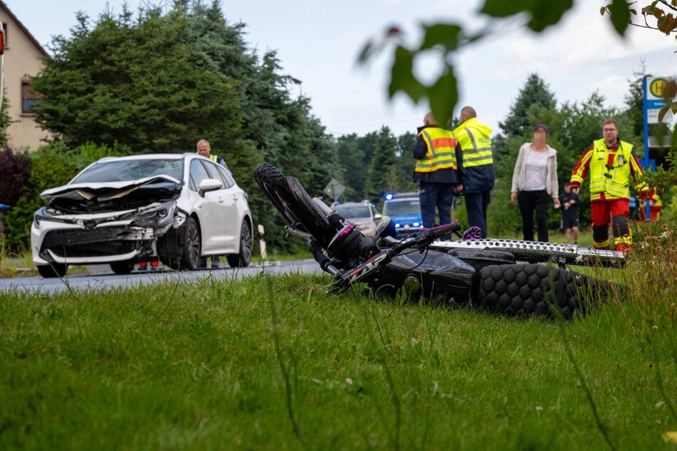 Die 16 Jahre alte Simson-Fahrerin wurde schwer verletzt.