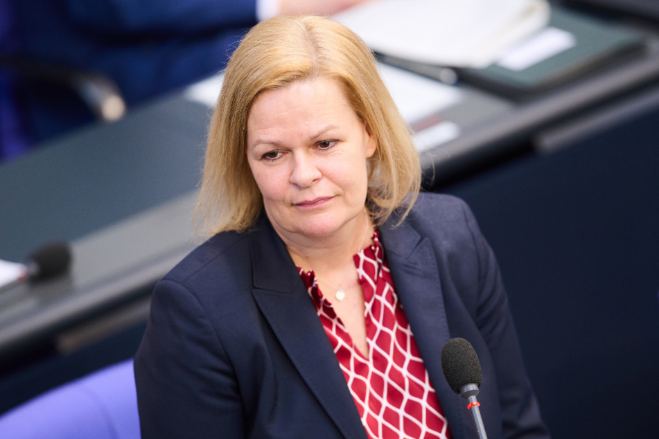 Bundesinnenministerin Nancy Faeser (51, SPD) hat ihren Umgang mit ukrainischen Kriegsflüchtlingen verteidigt.
