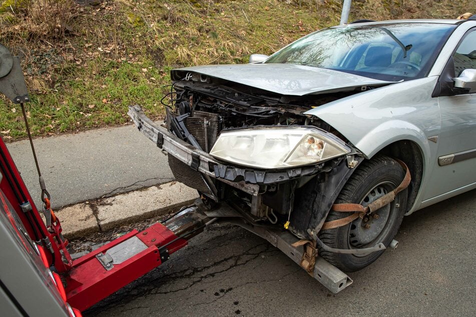 Handbremse vergessen? Auto rollt Berg runter und knallt gegen Laterne