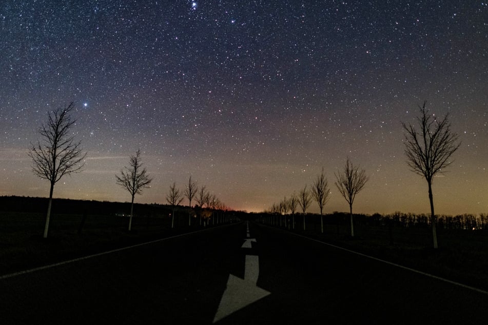 Blick auf einen kleinen Teil der Milchstraße am nächtlichen Sternenhimmel über einer Straße im Landkreis Märkisch-Oderland.