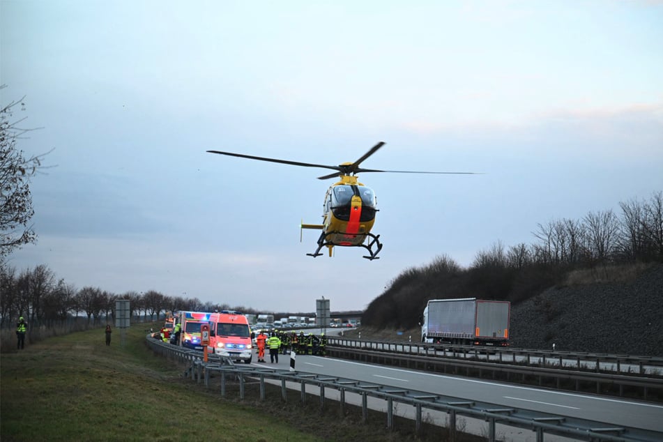 Ein Rettungshubschrauber flog zur Unfallstelle.