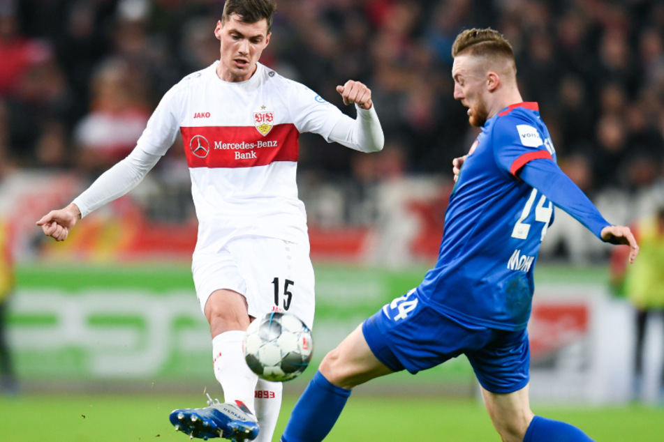 19. Spieltag: Pascal Stenzel (l) vom VfB Stuttgart in Aktion gegen Tobias Mohr (r) vom 1. FC Heidenheim.