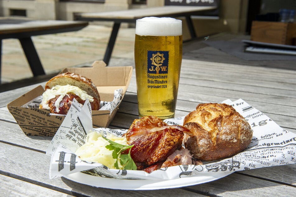 Zartes Haxenfleisch, hausgemachte Soße und Krautsalat im knusprigen Brötchen: Die Haxensemmel feiert Premiere.