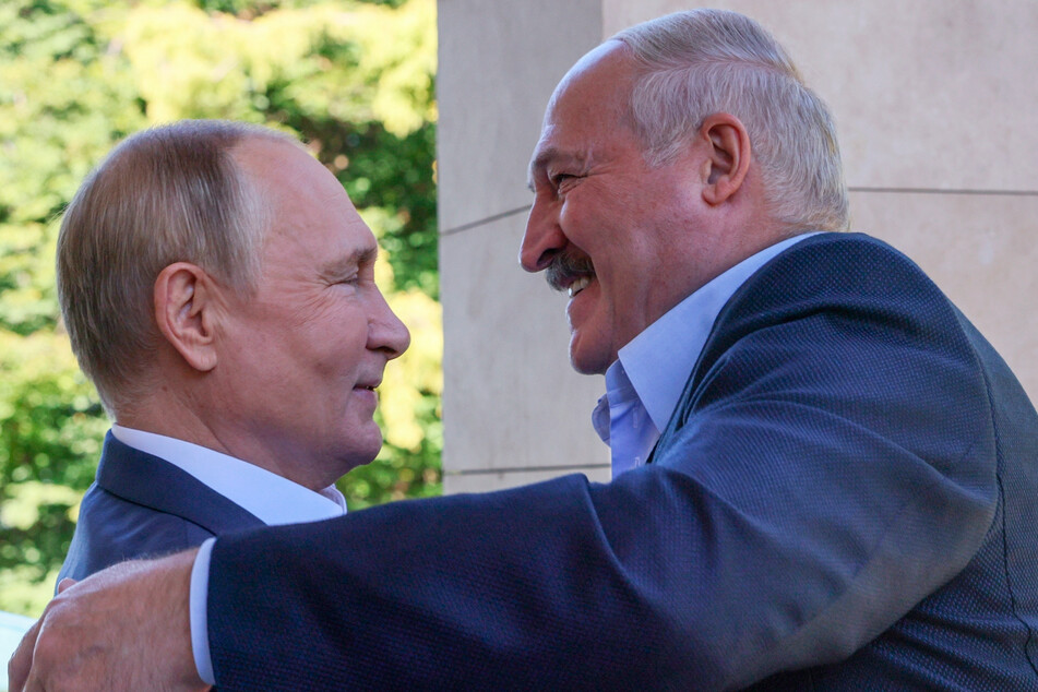 Verbündete: Russlands Präsident Wladimir Putin (l., 70) und der belarussische Machthaber Alexander Lukaschenko (68).