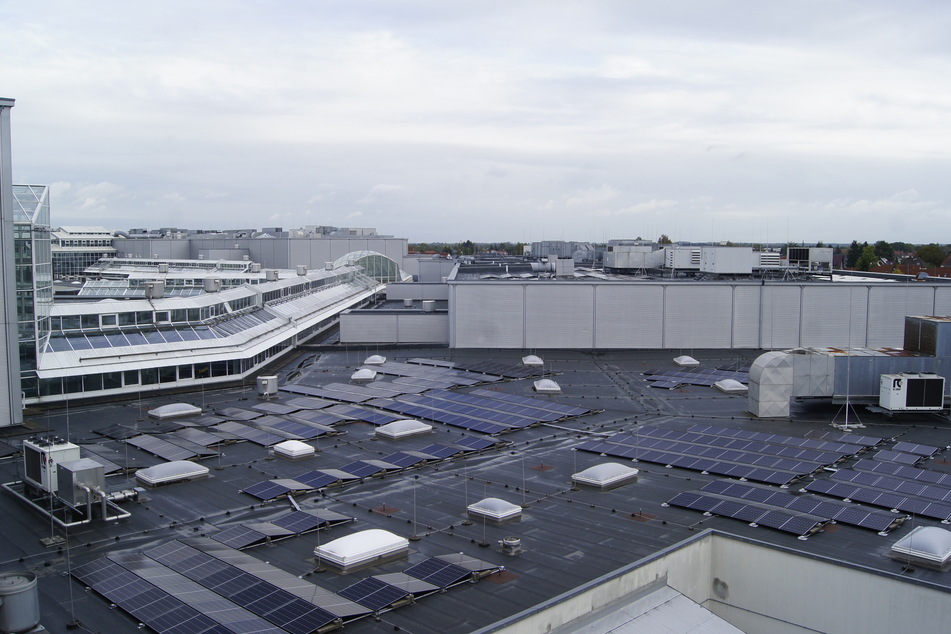Auf dem Dach des Paunsdorf Centers befindet sich eine riesige Photovoltaikanlage.