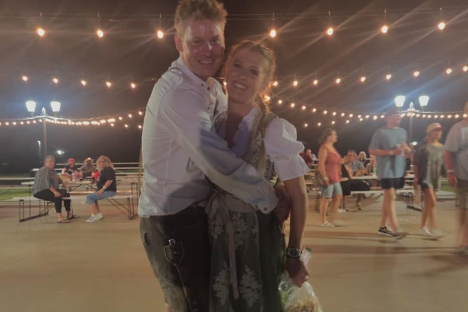 Ein bisschen Deutschland-Feeling in den Flitterwochen: Iain und Gina Bethke auf einem amerikanischen Oktoberfest in Texas.