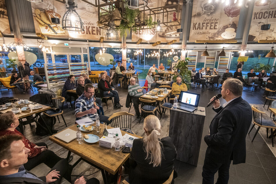Die Eins Energie informierte im "Café Emil" über das geplante Holzheizkraftwerk. Am Mikrofon: Andreas Schultheiß (60).