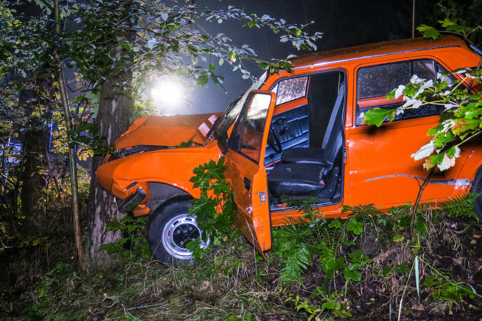 Im erzgebirgischen Raschau-Markersbach krachte ein Skoda 105 S gegen einen Baum. Der Fahrer wurde schwer verletzt.