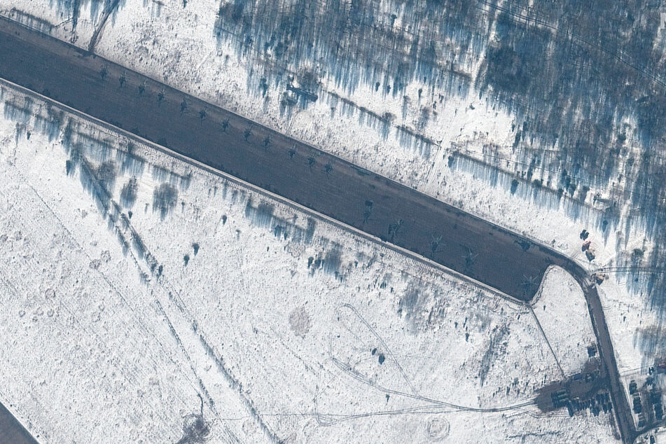 Dieses von Maxar Technologies zur Verfügung gestellte Satellitenbild zeigt Kampfhubschrauber, die auf der Pribytki Air Base in Zyabrowka in Belarus stationiert sind.