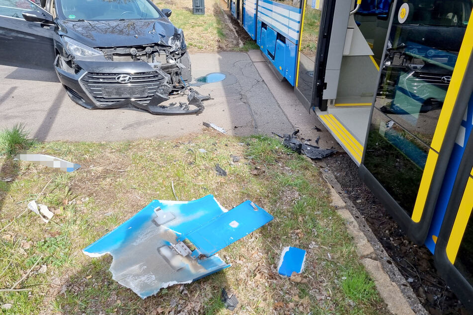 Aus noch unklarer Ursache krachte ein Hyundai auf der Bernsdorfer Straße mit einer Tram zusammen.