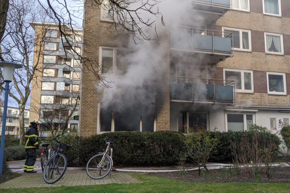 Aus der Erdgeschosswohnung drang dichter Rauch.