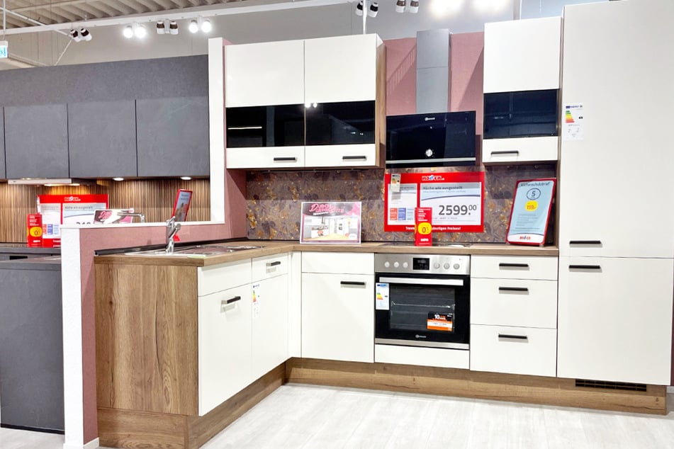 Hier gibt's im Abverkauf satte 50 Prozent Preisvorteil auf Betten, Sofas und Küchen