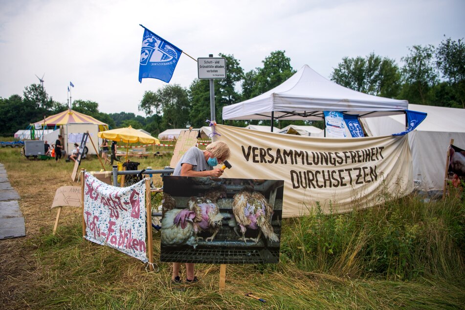 Plakate werden vor dem Protestcamp vom Bündnis "Gemeinsam gegen die Tierindustrie" aufgehängt.
