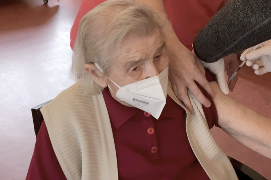 Die 108 Jahre alte Seniorin Hildegard Rau wird in einem Seniorenheim von einem mobilen Impfteam gegen Corona geimpft.