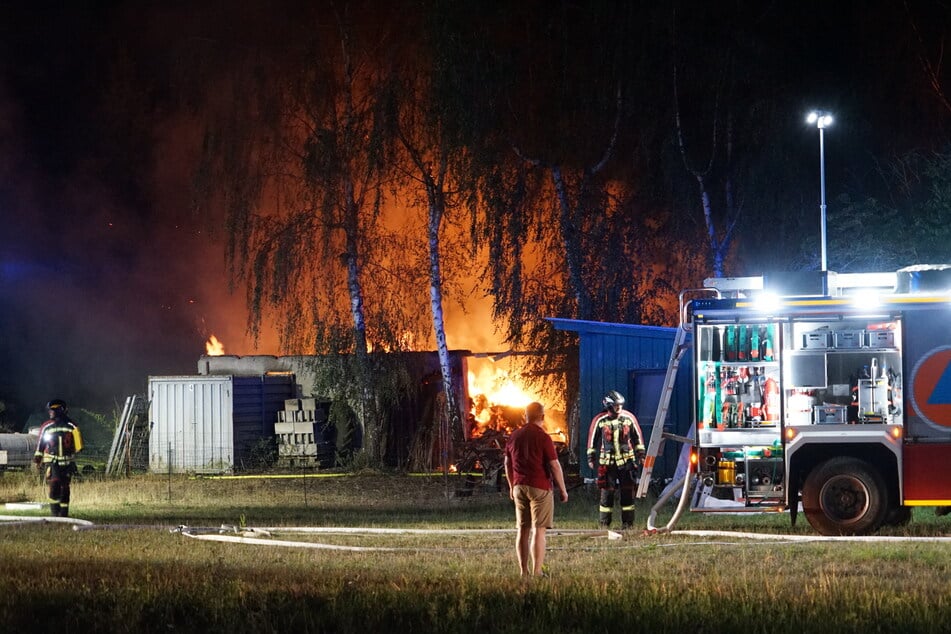 Feuerwehreinsatz in der Nacht bei Zwenkau, wo eine alte Scheune brannte.