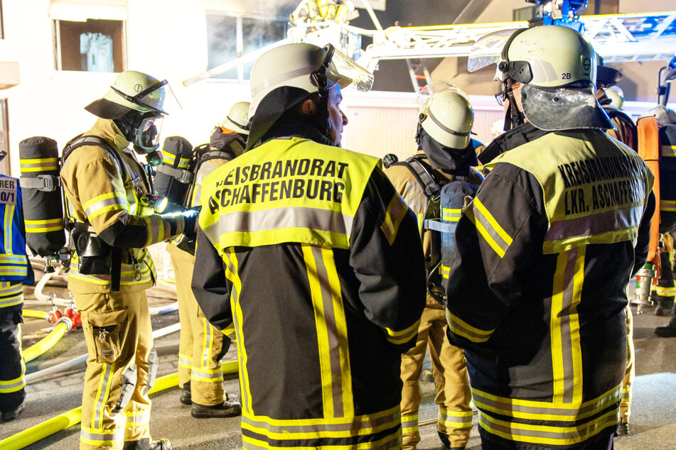 Wohnhaus-Brand in Haibach-Grünmorsbach nahe Aschaffenburg: Die Feuerwehr war mit zahlreichen Kräften im Einsatz.