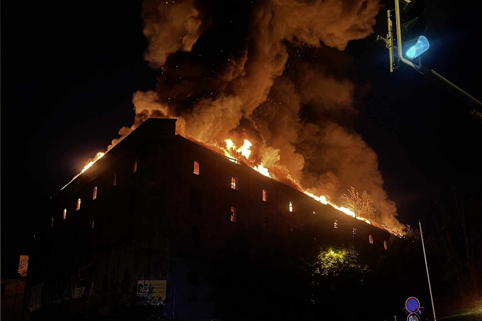In der Nacht brannte das Gebäude lichterloh.