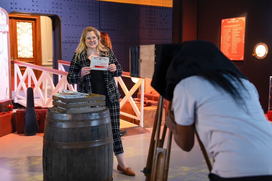 Die RMS Titanic steuert nach Dresden. Für den Zutritt werden symbolisch Bordkarten an Besucher vergeben.