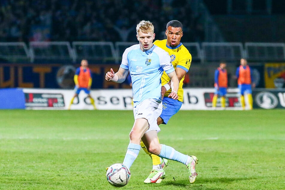 Max Roscher (18) ist der jüngste Spieler beim CFC. Trainer Christian Tiffert (40) lobt unter anderem vor allem seine Schnelligkeit.