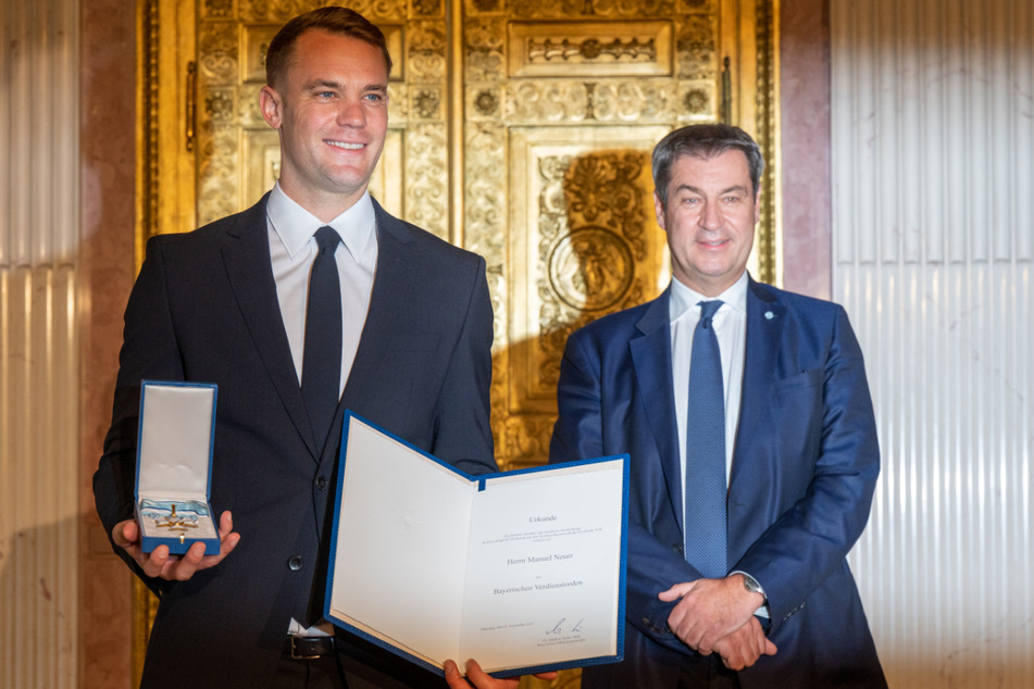 FCB-Torwart Manuel Neuer (35, l.) erhält von Markus Söder (CSU, 54) den Bayerischen Verdienstorden.