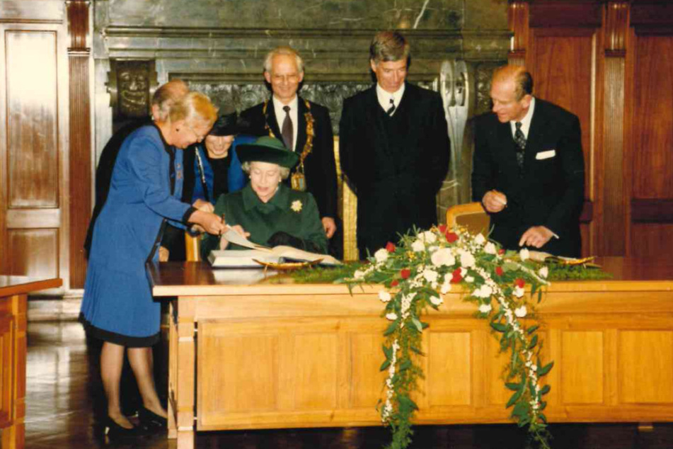 Im Jahr 1992 trug sich Queen Elizabeth (†96) ins Goldene Buch der Stadt Leipzig ein.
