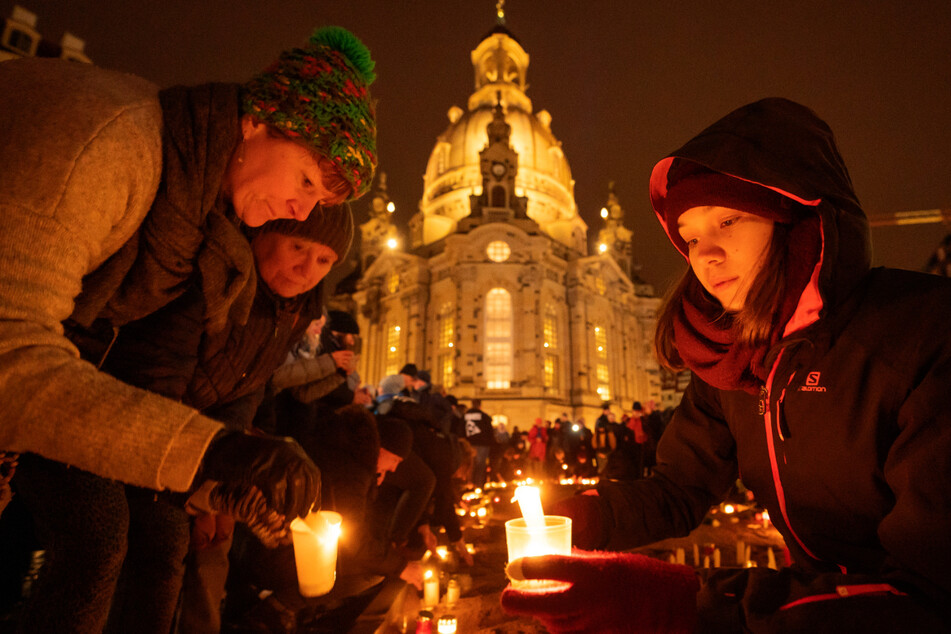 Auch mit der Niederlegung von Kerzen und Kränzen wird wieder der Bombardierung Dresdens gedacht.
