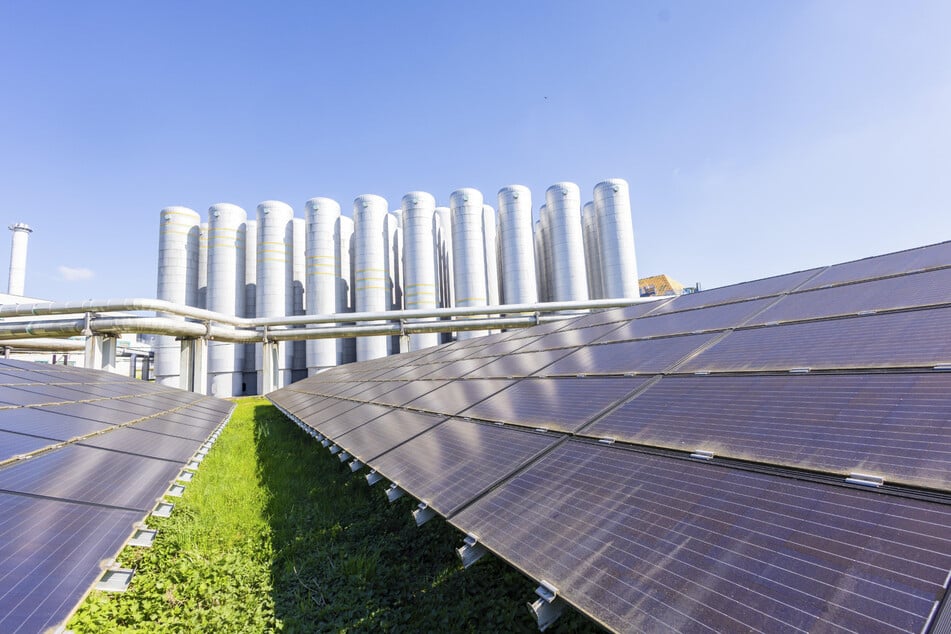 Die Heißwasserspeicher und das Solarfeld im Innovationskraftwerk Dresden-Reick. Sie künden von neuen Wegen, die man in der Energie-Versorgung geht.