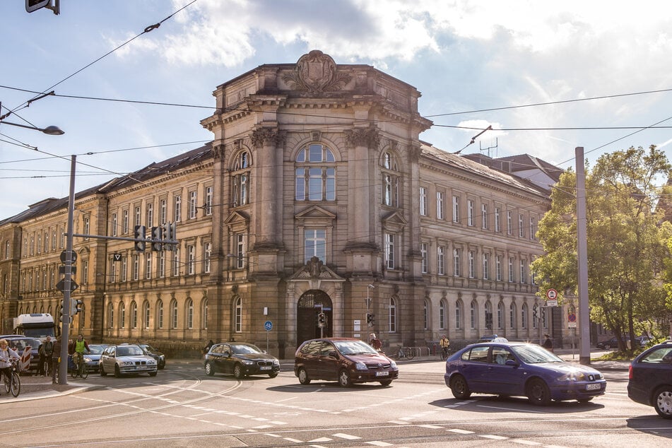 Die Toreinfahrt der Polizeidirektion Leipzig in der Dimitroffstraße wurde am Sonntag mit grüner Kreise bemalt. (Archivbild)