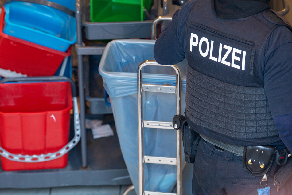 Ein Polizist steht während der Razzia im Lagerraum des Frankfurter Reinigungsunternehmens.
