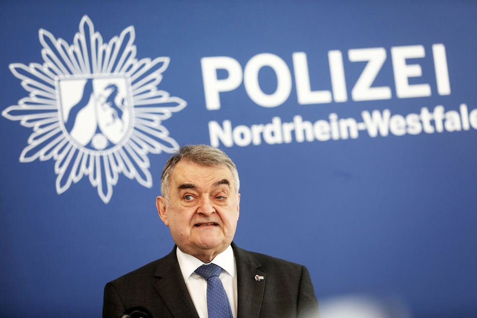 NRW-Innenminister Herbert Reul (70) hat Zweifel am umstrittenen Dortmunder Polizeieinsatz geäußert.