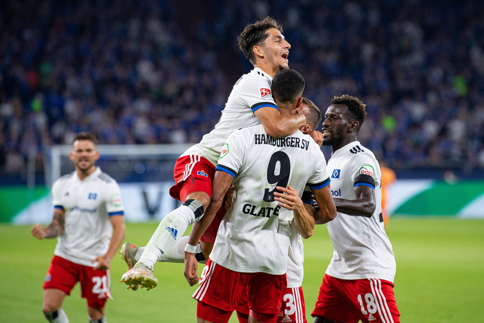 Angekommen beim HSV: Neuzugang Ludovit Reis (21, l.) jubelt mit seinen Teamkollegen über den Treffer zum 1:1 gegen den FC Schalke 04.