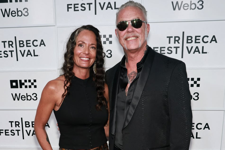 Der Metallica-Frontmann zeigte sich 2024 erstmals mit Adriana Gillett in der Öffentlichkeit.