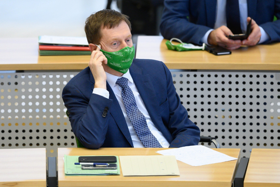 Ministerpräsident Michael Kretschmer (45, CDU) trägt eine Maske von pro4tex.