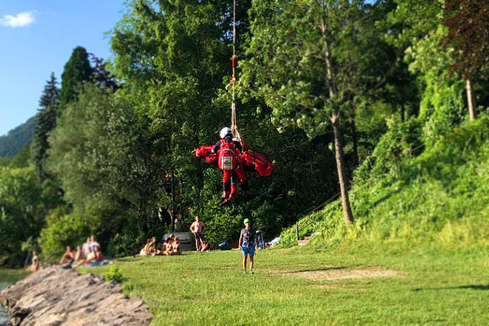 Seniorin (78) überlebt 150-Meter-Sturz in die Tiefe: Baumstamm stoppt Absturz