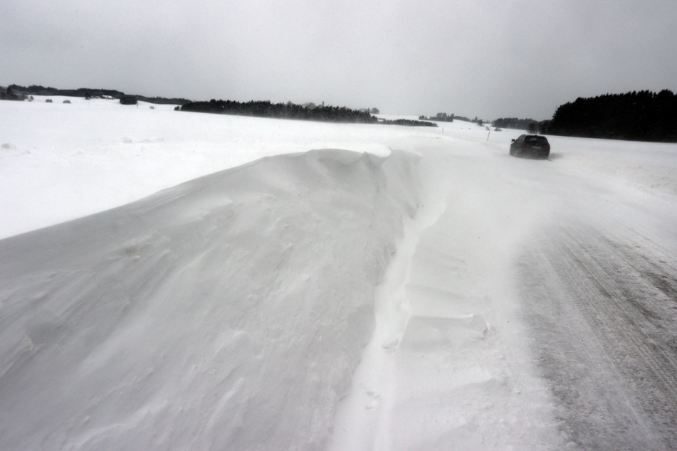 Die schneebedeckten Straßen haben in Niederbayern zu zahlreichen Unfällen geführt. (Symbolbild)