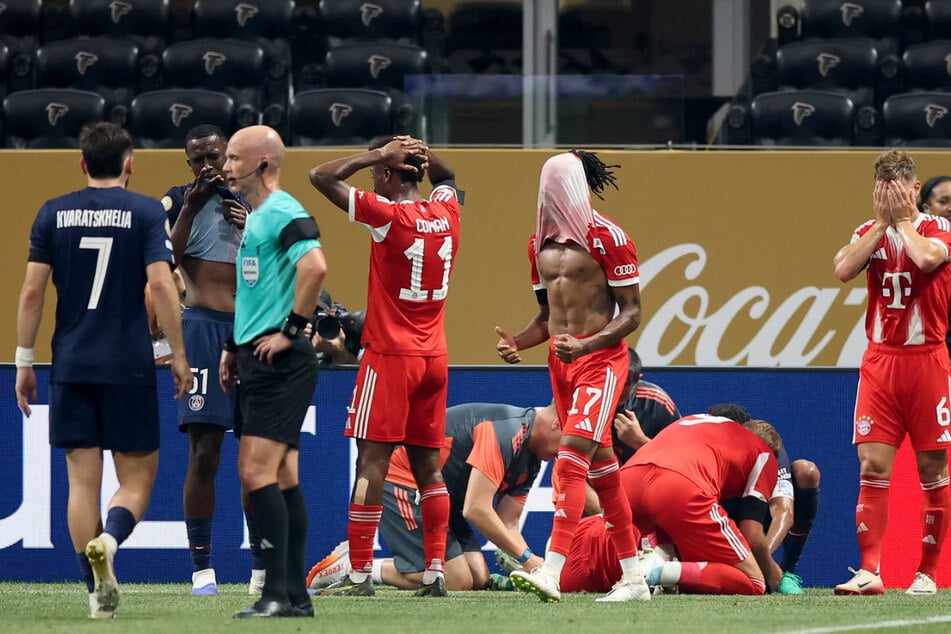 Spieler beider Teams reagierten geschockt auf die Verletzung Musialas und kümmerten sich gemeinsam sofort um den 22-jährigen Bayern-Star.