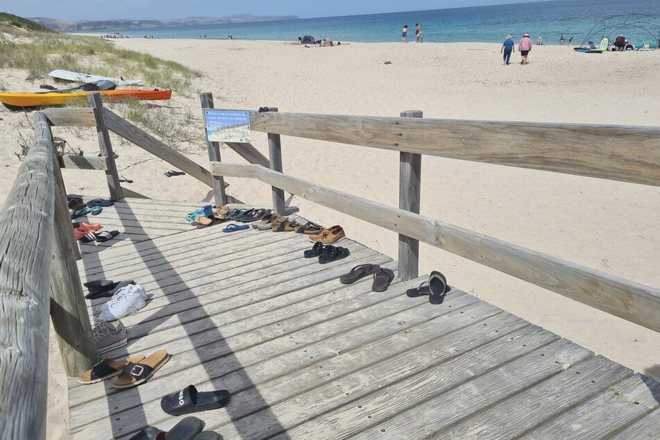 Das Foto von zurückgelassenen Schuhen an einem Strand in Australien ging im Netz viral.