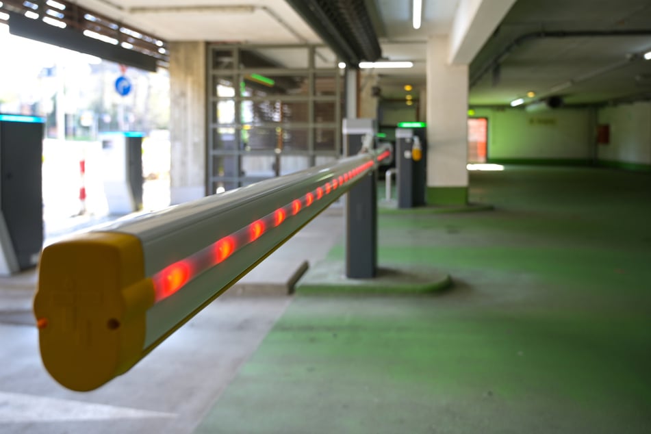 Eine Pflegemutter (36) ließ am Dienstagvormittag ihr Kleinkind (1) in einem Parkhaus in der Düsseldorfer Innenstadt für einen Shoppingtrip zurück. (Symbolfoto)