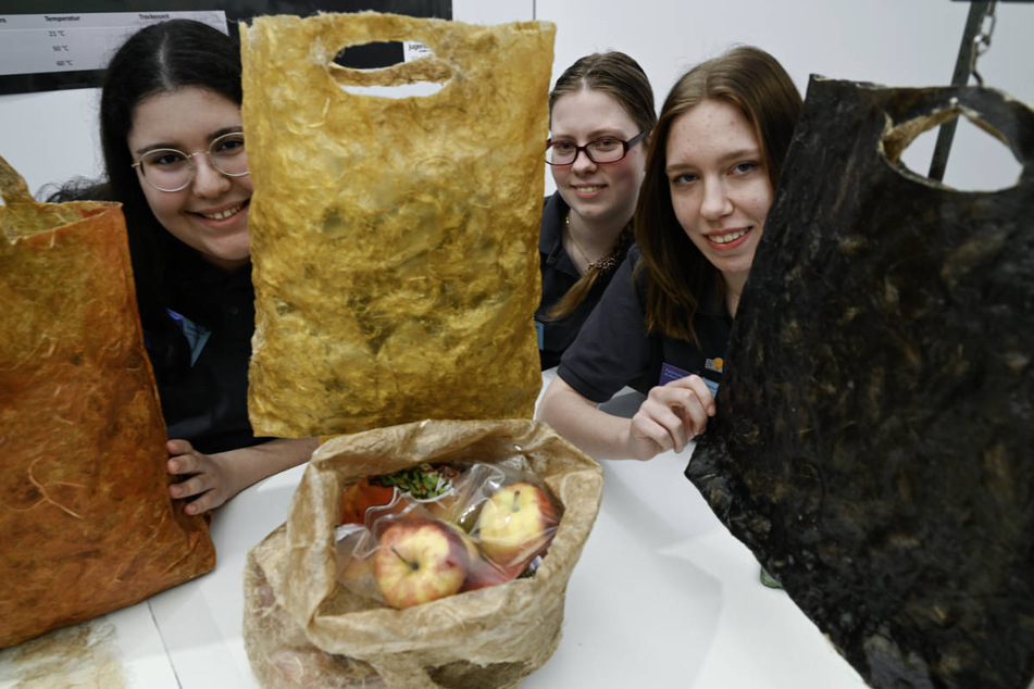 Seyma Celik (v.l.n.r.), Anja Armstrong und Jennifer Boronowska von der Gustav-Heinemann-Schule Rüsselsheim haben kompostierbare Einwegtüten entwickelt, die extrem reißfest sind.