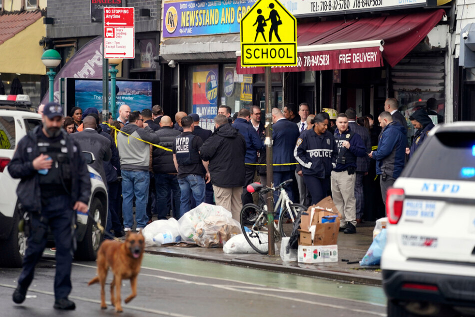 Unzählige Polizisten sind im Stadtteil Brooklyn im Einsatz. Auch ein Bombenkommando der New Yorker Polizei ist vor Ort