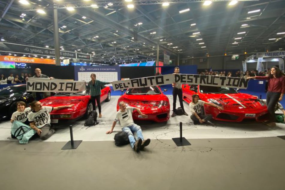 Diesmal nahmen die Klimaschützer die Pariser Automesse ins Visier, klebten sich an drei Ferraris und präsentierten ihre Forderungen.