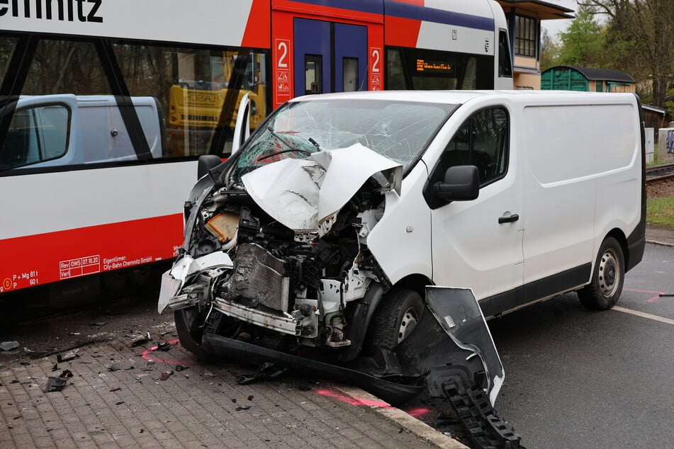 Der Transporter wurde durch den Zusammenstoß massiv beschädigt – Totalschaden!
