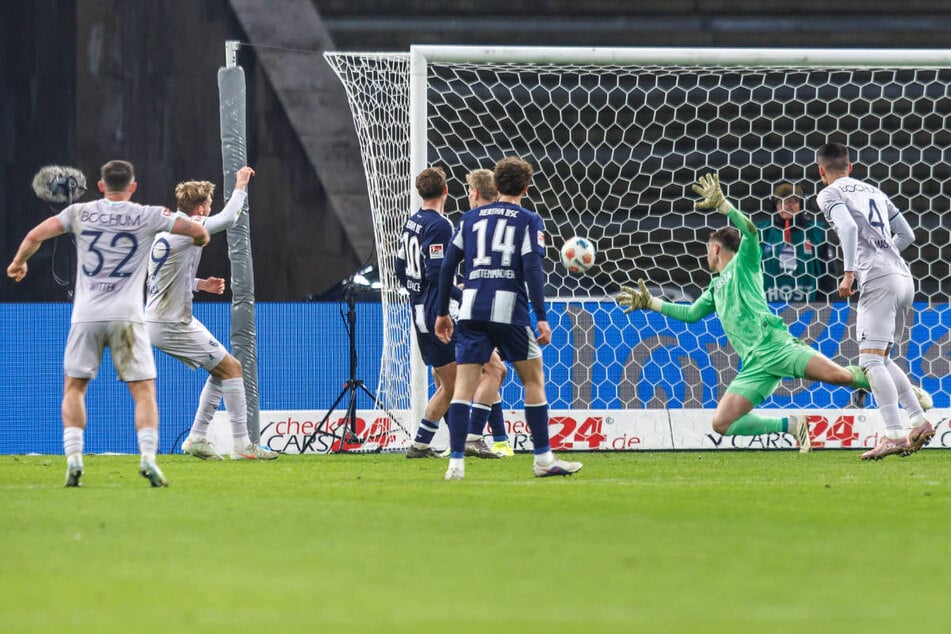 Hertha-Keeper Tjark Ernst (2.v.r.) muss in der Nachspielzeit doch noch hinter sich greifen.
