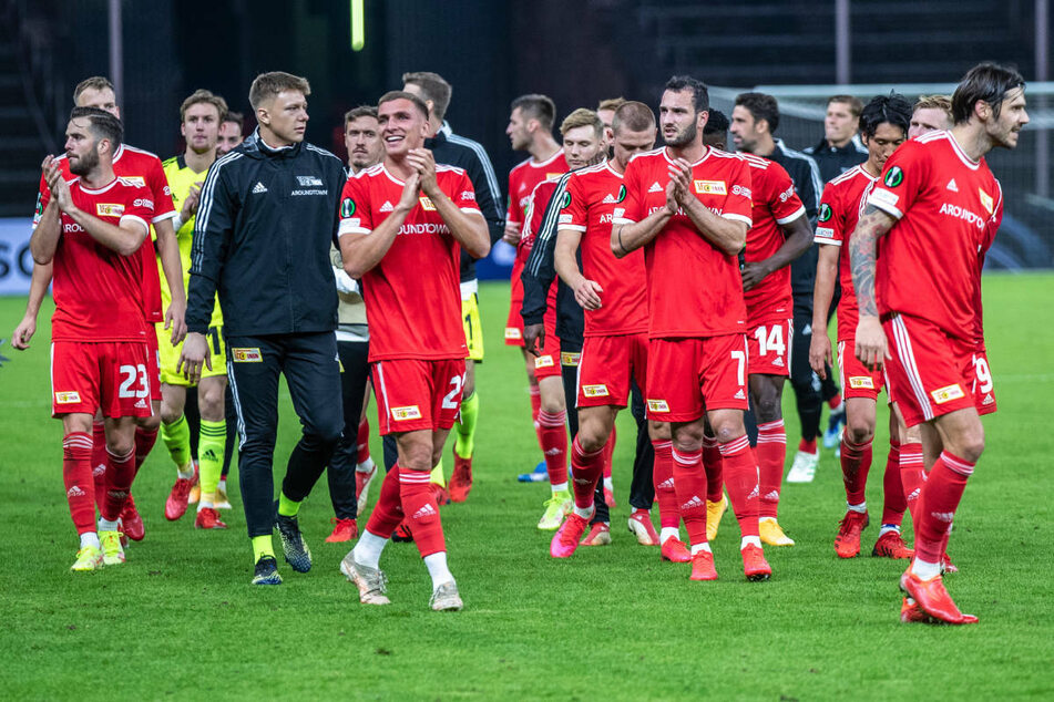 Die Spieler von Union Berlin drehen nach dem 3:0-Sieg eine Ehrenrunde im Berliner Olympiastadion, um sich bei ihren frenetischen Fans zu bedanken.