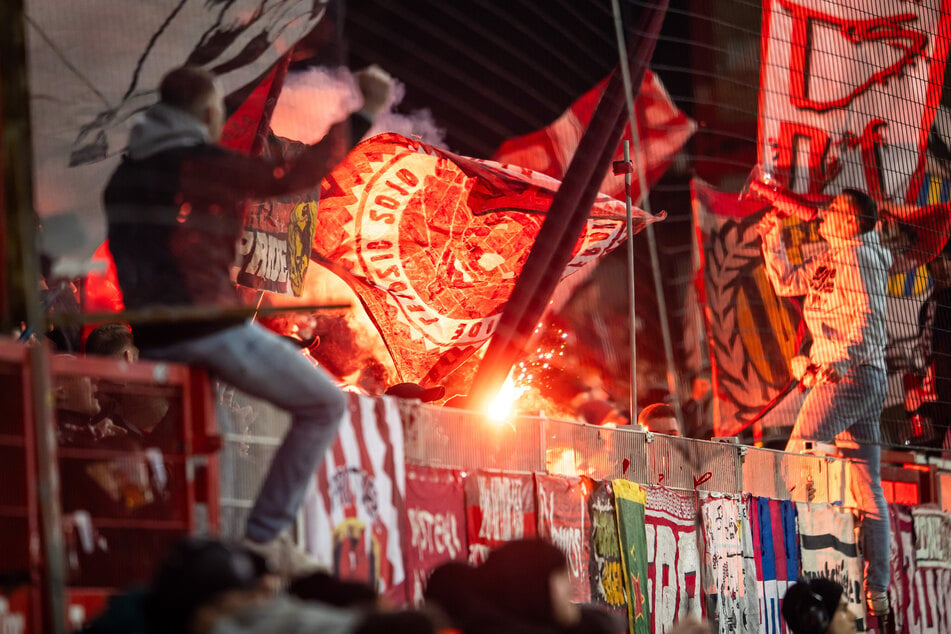 Die Leipziger Fans heizten sich in der ersten Hälfte etwas ein. Mussten sie auch, denn was ihre Mannschaft da auf den Rasen brachte, war nicht gerade feurig.