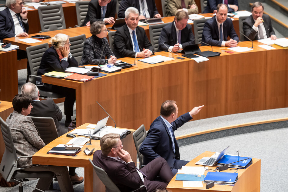 Die AfD-Fraktion im Düsseldorfer Landtag prüft nach eigenen Angaben rechtliche Schritte gegen die Maskenpflicht.