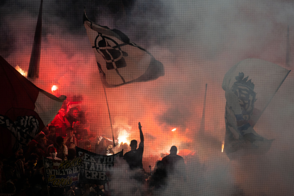 Die mitgereisten Effzeh-Fans zündeten im Signal Iduna Park mehrfach Pyrotechnik.