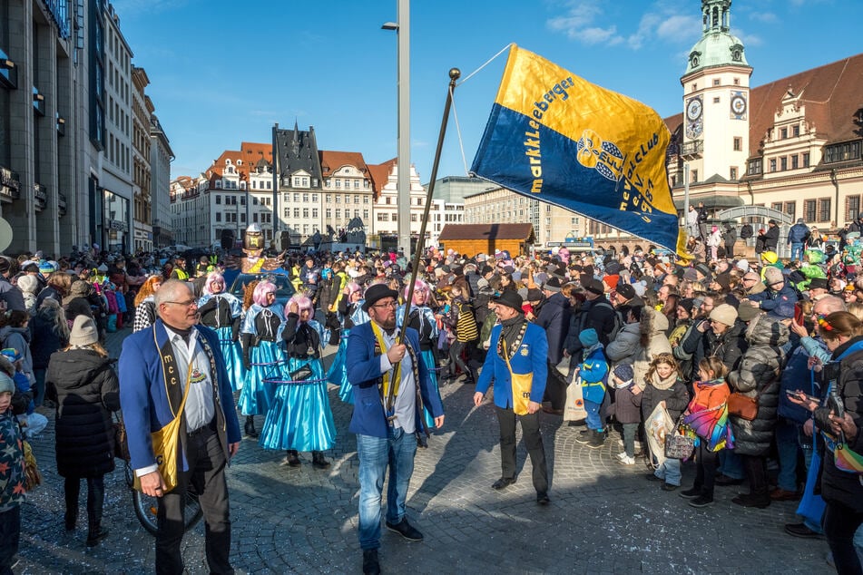 Viele Schaulustige kamen in die Innenstadt, um den Umzug zu beobachten und Kamelle zu sammeln.