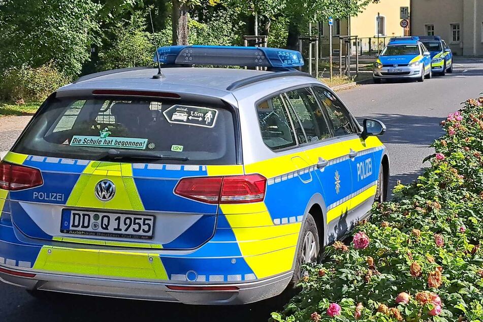 Die Polizei am Einsatzort in der Kirchstraße in Bischofswerda.