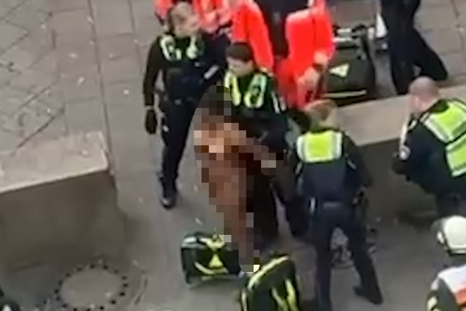 Die Frau zog plötzlich blank und urinierte in die Gegend.
